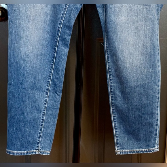 Universal Thread Women’s Size 18/34 Blue Jeans NWOT Nice - Picture 3 of 16